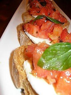 Bruschetta z mozzarellą, pomidorami i bazylią