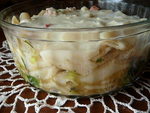 Makaron zapiekany w beszamelu z porem i pieczarkami