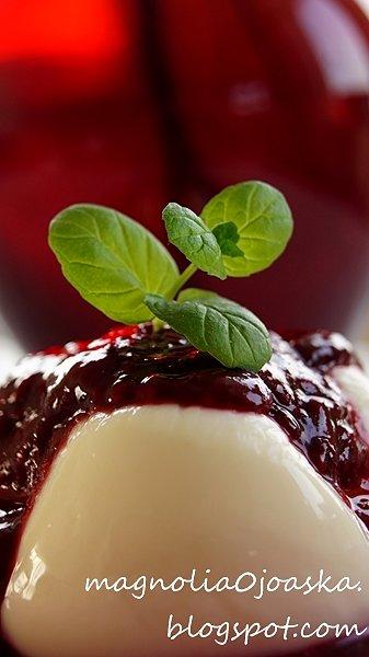 Panna cotta w sosie malinowym