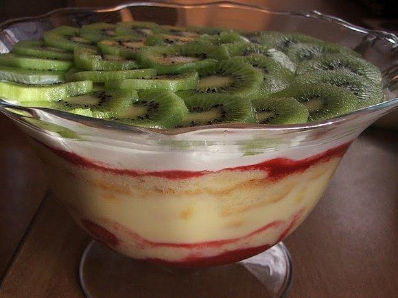 Przekładaniec z kremem custard i sosem malinowym