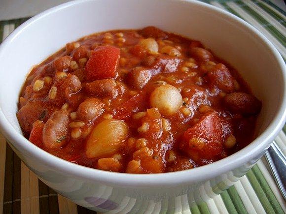Zupa zimowa z warzywami i fasolą