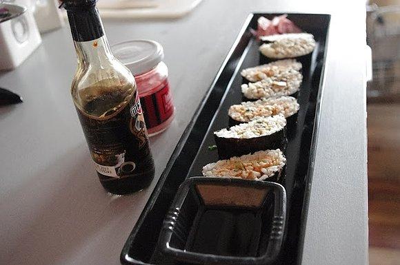 Maki sushi z sałatką jajeczną i sałatka z wodorostów