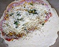 Calzone - włoski pieróg z szynką i mozzarellą