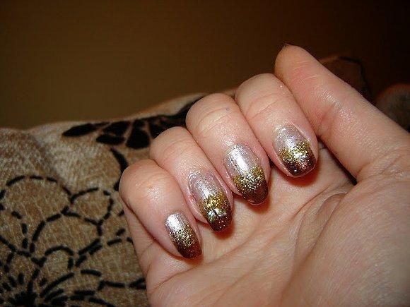 Trocha inny French – spektakularny manicure z brokatem i brązem