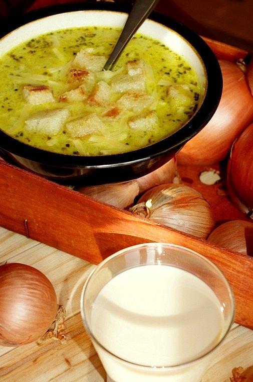 Zupa cebulowa z irlandzkim likierem Baileys