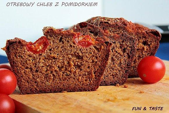 Otrębowy chlebek z pomidorkiem bez mąki