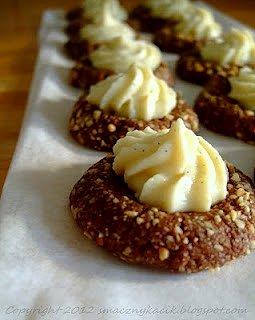 Czekoladowe thumbprints cookies z orzechami i kremem biały