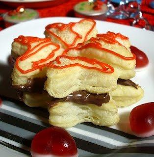Walentynkowe bicia serca z ciasta francuskiego i nutelli