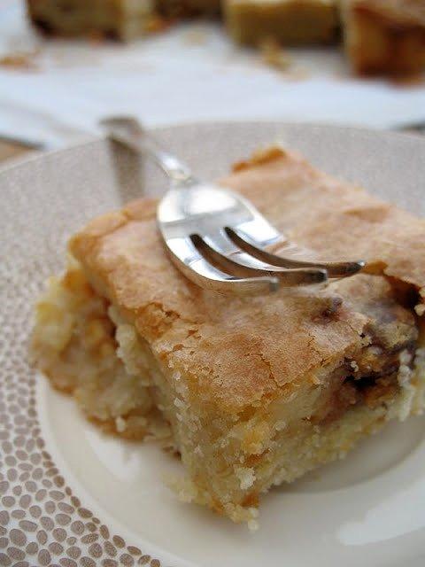 Bananowe blondies z białą czekoladą i orzechami karmelowymi