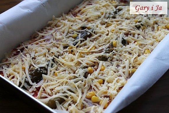 Przepis na pizzę z serem, kukurydzą i warzywami