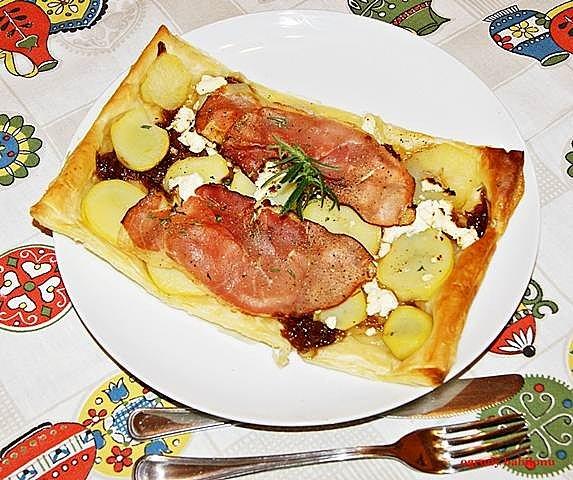 Tarta z karmelizowaną cebulą, ziemniakami i fetą