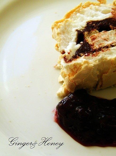 Rolada bezowa z czekoladowo-wiśniowym nadzieniem