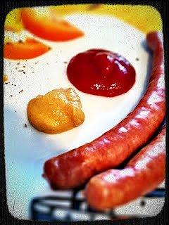 Frankfurterki, herbata i kanapki na niedzielne śniadanie biegacza