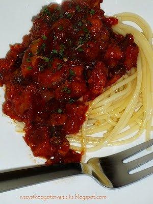 Spaghetti z kiełbasą i pieczarkami