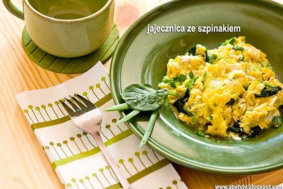 Niedzielna jajecznica ze szpinakiem i szczypiorkiem