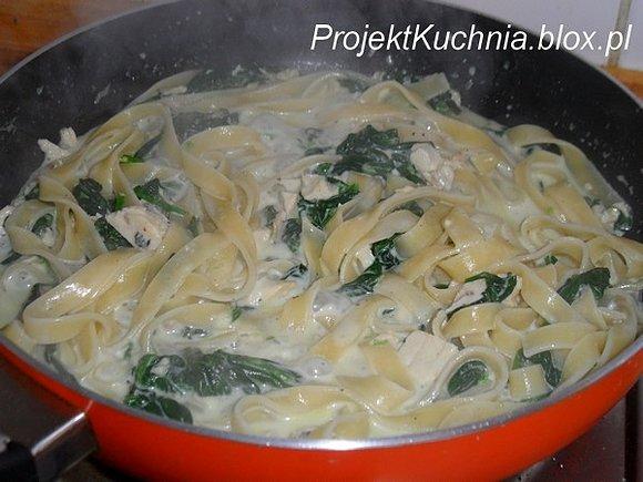 Szpinakowa pasta do makaronu
