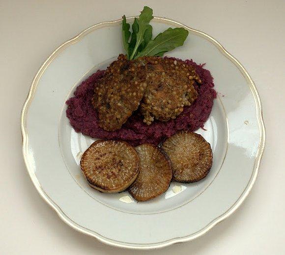 Wegetariański obiad w stylu fusion z kotletami gryczanymi i puree z czerwonej kapusty