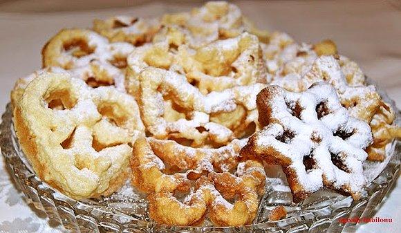 Rozetki smażone w głębokim tłuszczu z cukrem pudrem