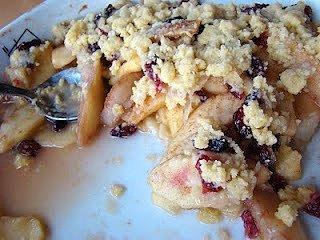 Crumble z jabłkami, gruszkami i żurawiną