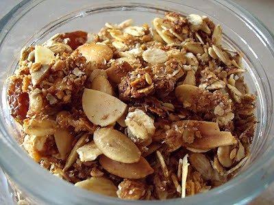 Granola z rodzynkami, żurawiną i owsianymi płatkami