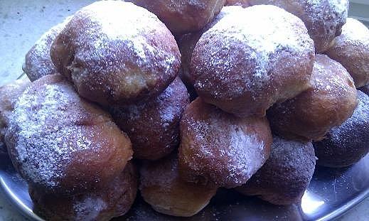 Pączki na karnawał z marmoladą i nadzieniem różanym
