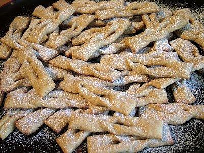 Faworki pełnoziarniste zdrowe chrupiące ciasteczka