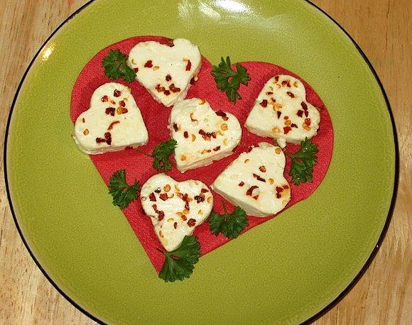 Feta z płatkami chili - Walentynkowa przekąska w kształcie serduszka