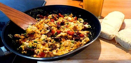 Jajecznica z chorizo i chilli