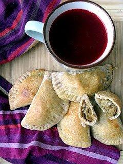 Pieczone półpełnoziarniste pierogi drożdżowe z kapustą i grzybami
