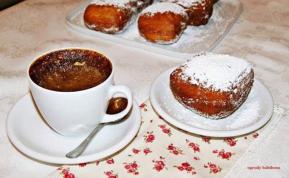 Pączki z budyniem kawowym