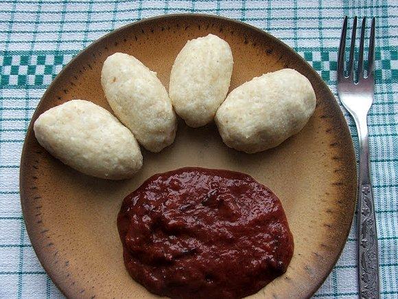 Knedle serowe z sosem śliwkowym