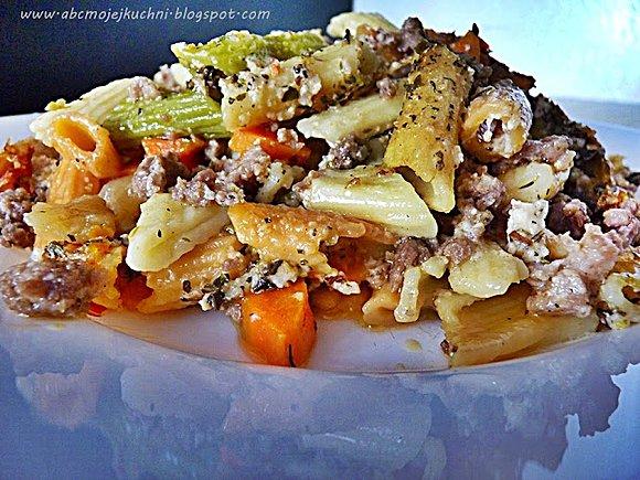 Zapiekanka z chili i kolorowym makaronem z kaczką