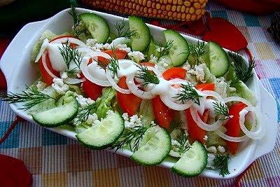 Zdrowe rodzinne śniadanie z sałatą, pomidorem i twarogiem