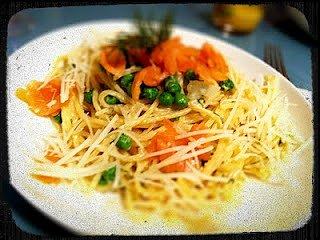 Spaghetti z groszkiem, parmezanem i łososiem - przepis na zdrowy makaron