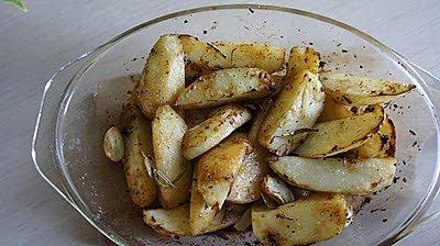 Pieczone ziemniaki z rozmarynem i suszonymi pomidorami