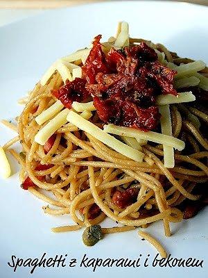 Spaghetti z bekonem i kaparami