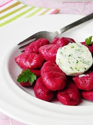 Buraczkowe gnocchi z pesto słonecznikowo-dyniowym lub masłem pietruszkowym