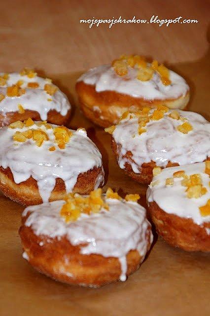 Pączki z różą, lukrem cytrynowym i skórką pomarańczową