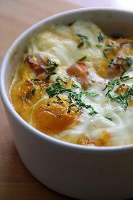 Śniadaniowa zapiekanka z jajkami, szynką i warzywami