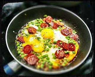 Jajka z groszkiem, chorizo i serem - zmodyfikowany przepis a. Kręglickiej.