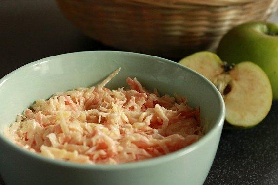 Surówka z kalarepy do obiadu z mięsem i kartoflami