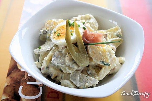 Kartoffelsalat z majonezem, ogórkami i jajkiem