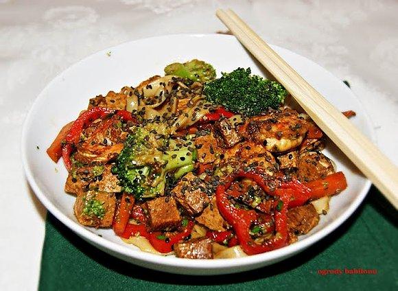 Makaron soba z tofu, krewetkami i warzywami