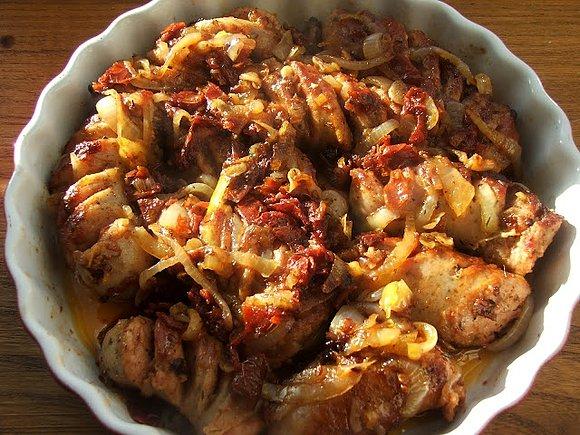 Biała kiełbasa z suszonymi pomidorami i winem