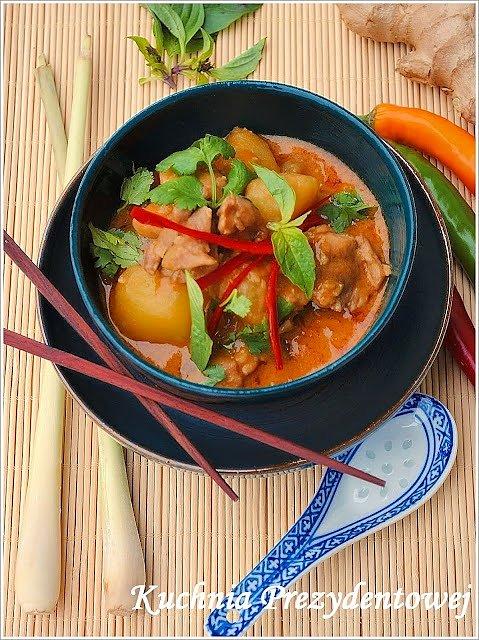 Tajskie czerwone curry z kurczakiem i ziemniakami