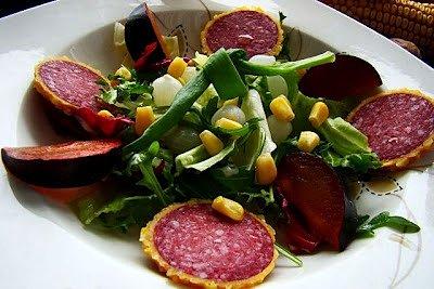 Sałata z salami Zimbo i parmezanem