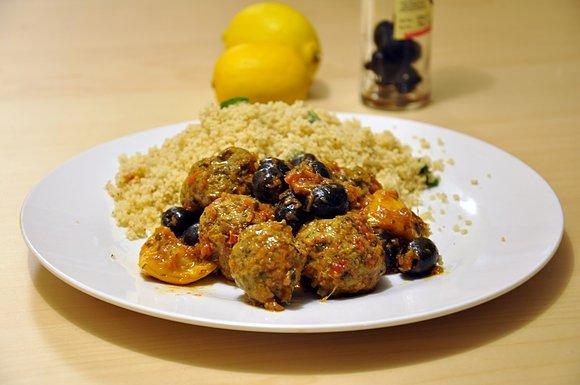 Marokański tagine z klopsikami, oliwkami i cytryną