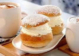 Semla, szwedzka bułeczka z migdałową masą i śmietaną na Tłusty Czwartek