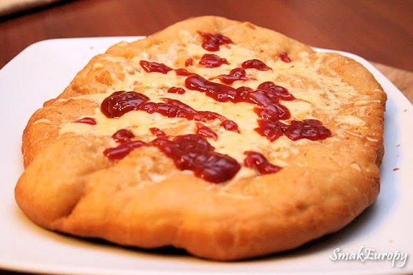 Langoš, Lángos z patelni - tradycyjny czeski i węgierski placek drożdżowy