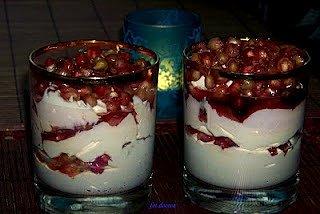 Granatowy deser z mascarpone i śmietaną
